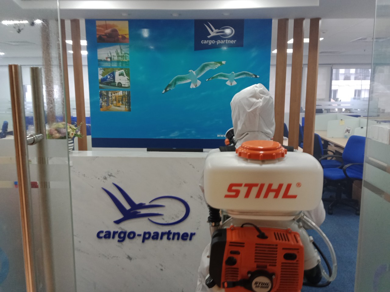 Xịt khử khuẩn tại văn phòng quận Tân Bình